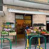 Camminiamo ora sino a via Nicolai 318, fermandoci dinnanzi a un tendone a righe bianco e verde all�ombra del quale si trovano banchi e casse di verdura. � il negozio della 51enne Milena Santoro, che ci accoglie all�entrata